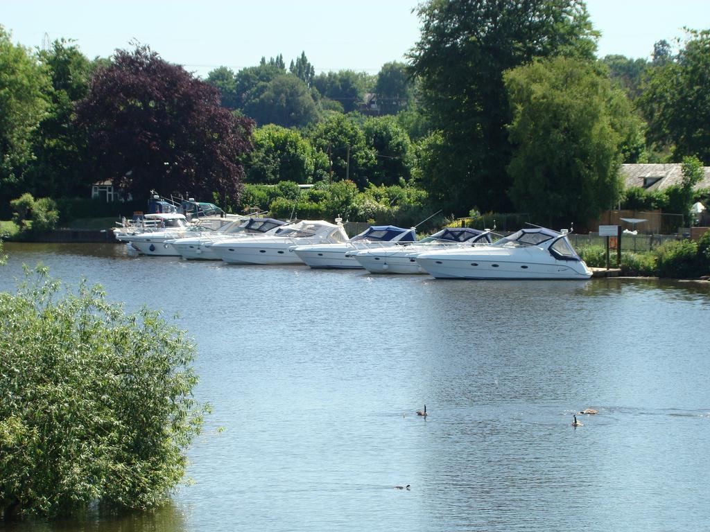 The Bridge Hotel Chertsey Luaran gambar